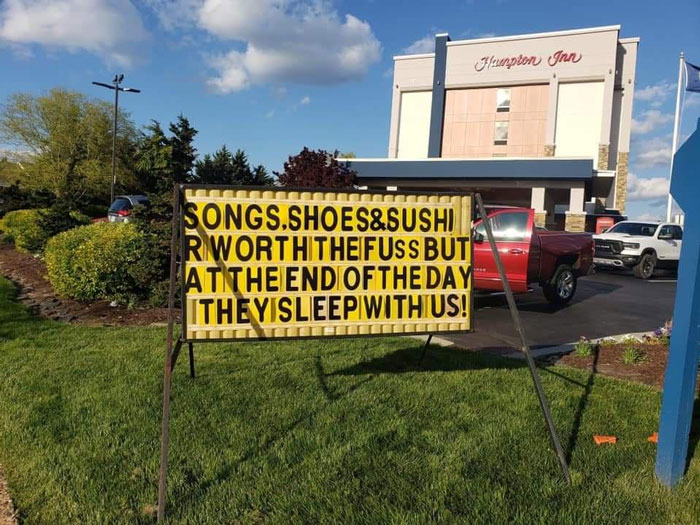 This Town Has A Sign War Going On Between Many Businesses And It's Entertaining The Locals (20 Pics)