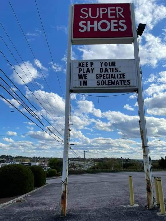 This Town Has A Sign War Going On Between Many Businesses And It's Entertaining The Locals (20 Pics) This Town Has A Sign War Going On Between Many Businesses And It's Entertaining The Locals (20 Pics)