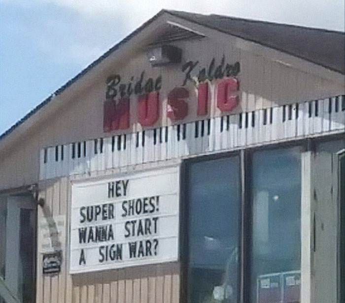 This Town Has A Sign War Going On Between Many Businesses And It's Entertaining The Locals (20 Pics)