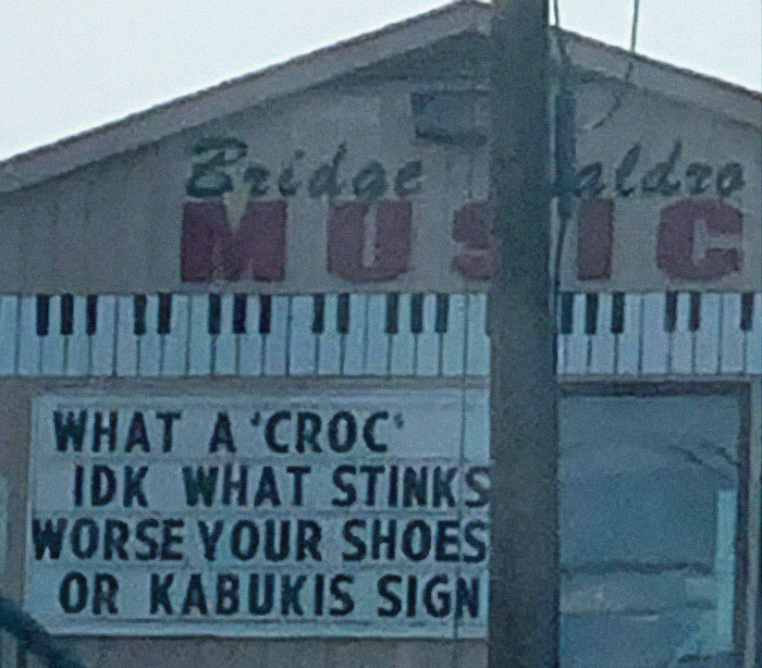 This Town Has A Sign War Going On Between Many Businesses And It's Entertaining The Locals (20 Pics)