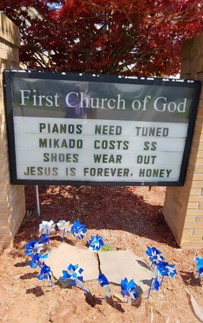 This Town Has A Sign War Going On Between Many Businesses And It's Entertaining The Locals (20 Pics)