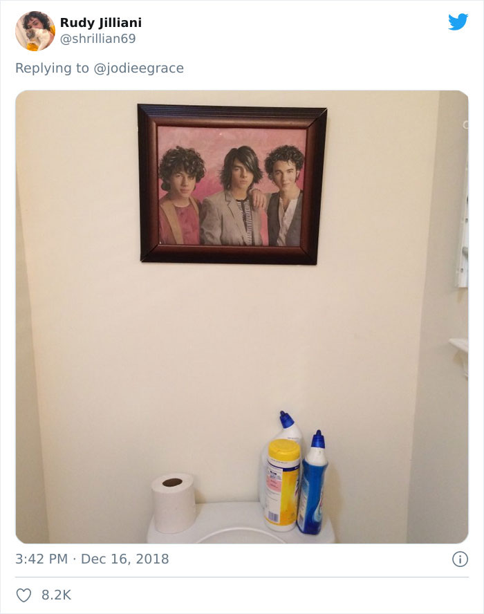 Weirdest-Thing-Boyfriend-Bathroom-Toilet-Twitter