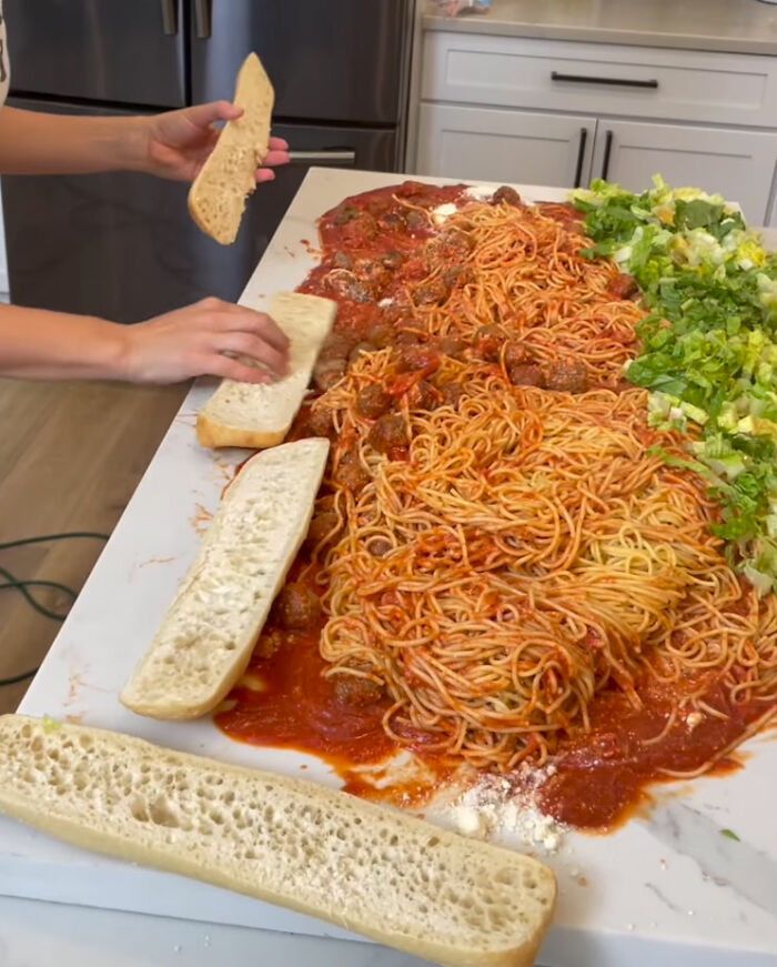 The Internet Is Going Bonkers For This Video In Which A Woman Shares Her “Ultimate Spaghetti Trick” The Internet Is Going Bonkers For This Video In Which A Woman Shares Her “Ultimate Spaghetti Trick”