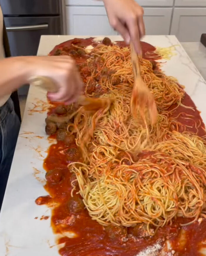 The Internet Is Going Bonkers For This Video In Which A Woman Shares Her “Ultimate Spaghetti Trick” The Internet Is Going Bonkers For This Video In Which A Woman Shares Her “Ultimate Spaghetti Trick”