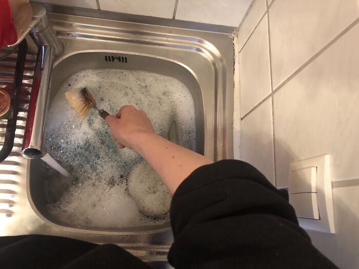 Every Time I‘M Doing The Dishes I‘M Switching The Light On And Off