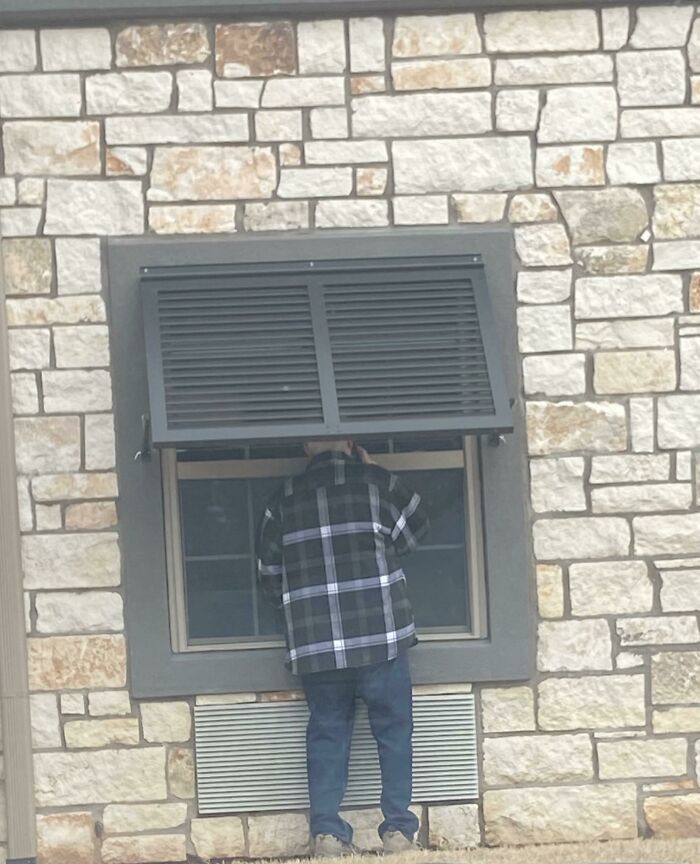 This Is My Grandpa Outside Of My Grandma’s Therapy She Recently Broke Her Back And He Can’t Go Inside Cause Of Covid So They Talk Like This Through The Phone For Hours In The Freezing Cold. This Is Love