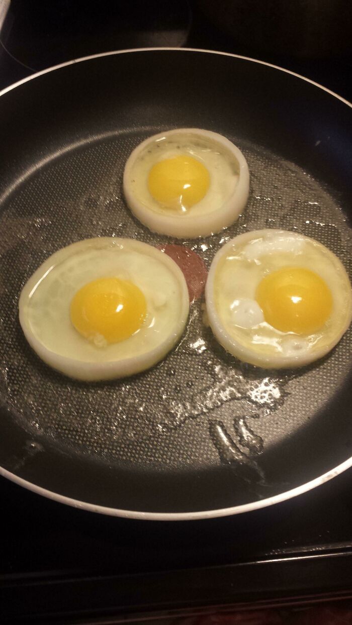 Cook Your Eggs In Onion Rings, For A Perfectly Shaped Fried Egg Ready To Go In A Sandwich