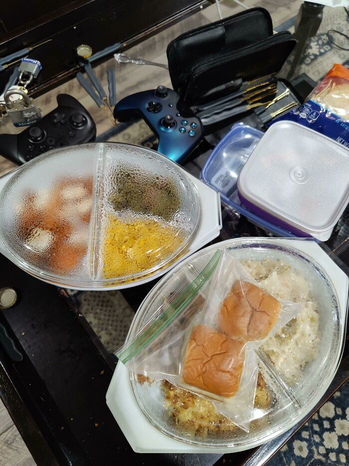 My Grandma And Grandpa Just Delivered Me Thanksgiving Meal Because They Aren't Having Everyone Over