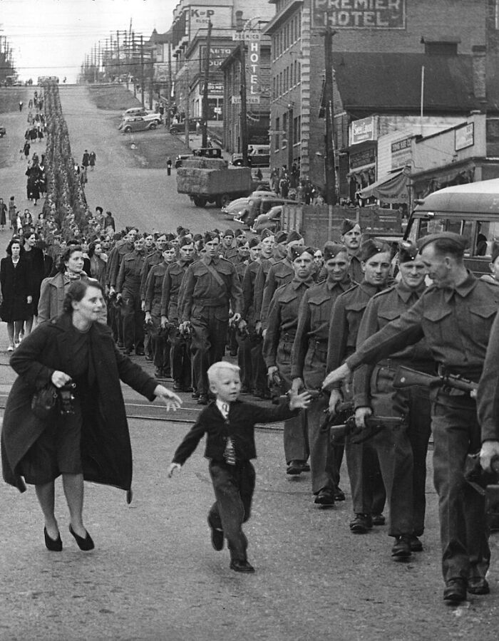 Photograph Entitled "Wait For Me, Daddy". It Shows A Child Running To His Father, A Canadian Soldier, Before Being Deployed During The Second World War. Behind You Can See His Mother. October 1, 1940