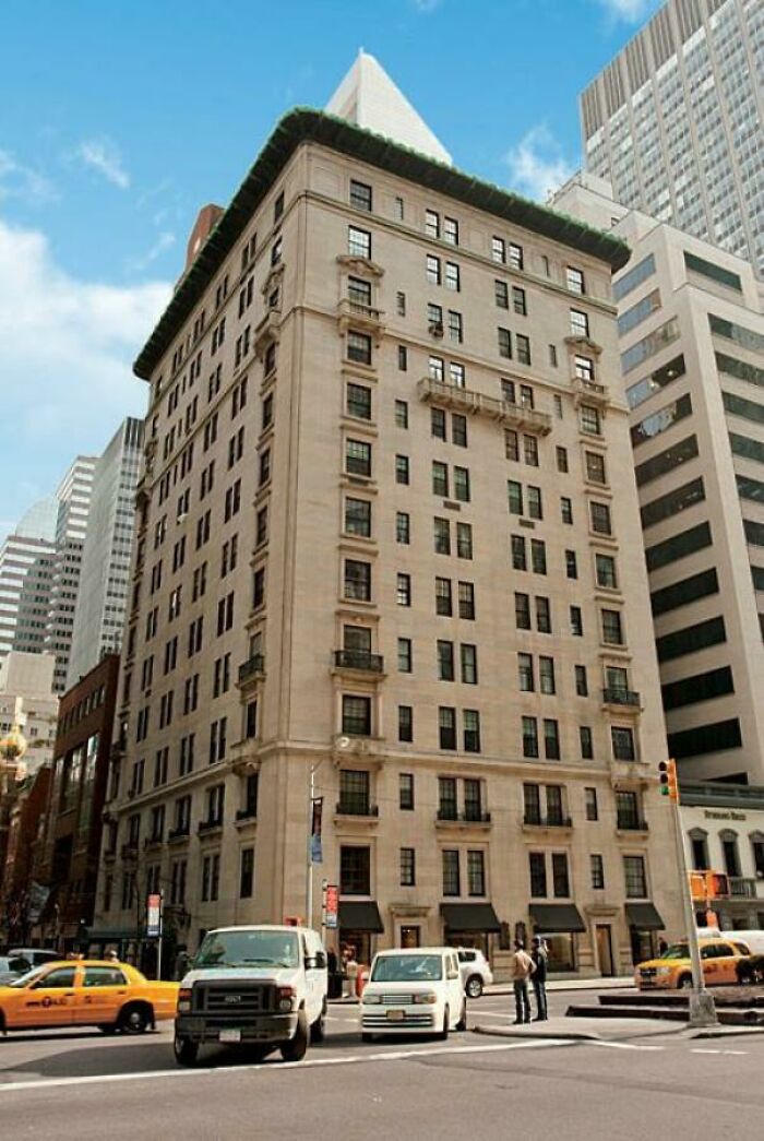 Not Lost Just Yet But 417 Park Avenue In NYC Is About To Be Demolished To Be Replaced With A Towering Glass Office Building. It’s Not A Super Well Known Or Notable Building But It’s Always Caught My Eye. It’s One Of The Last Brick And Mortar Apartment Buildings That Far Down On Park Ave In NYC