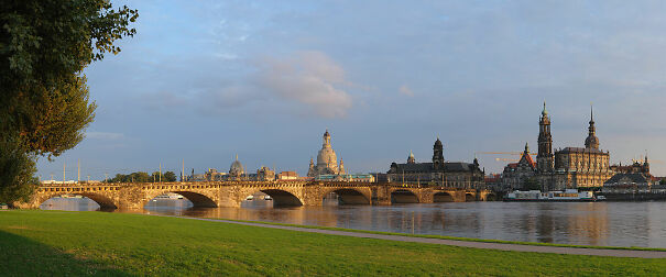 Augustusbrcke-Dresden-mit-Canalettoblick-zur-Historischen-Innenstadt-60b490eac1c46.jpg