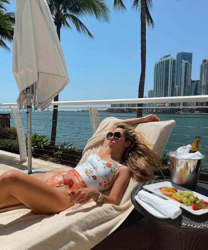 Influencer Thinks She's Some VIP, Says Going For Coffee Or A Walk Are Unacceptable First Date Options, People Mock Her Influencer Thinks She's Some VIP, Says Going For Coffee Or A Walk Are Unacceptable First Date Options, People Mock Her