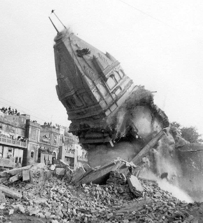 The Last Image Of The Centuries-Old Jain Temple Being Demolished In 1992 In Lahore, Pakistan