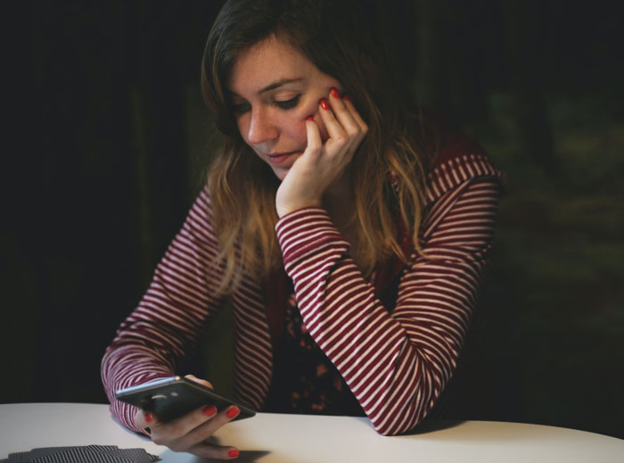 Guy Tracks Down A Woman Who Ignored Him On A Dating App To Complain About It, But She Puts Him In His Place