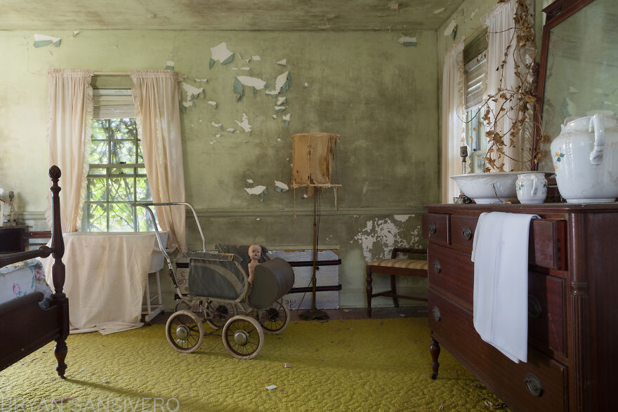 I Found An Abandoned Farmer's House Filled With Vintage Stuff (27 Pics)