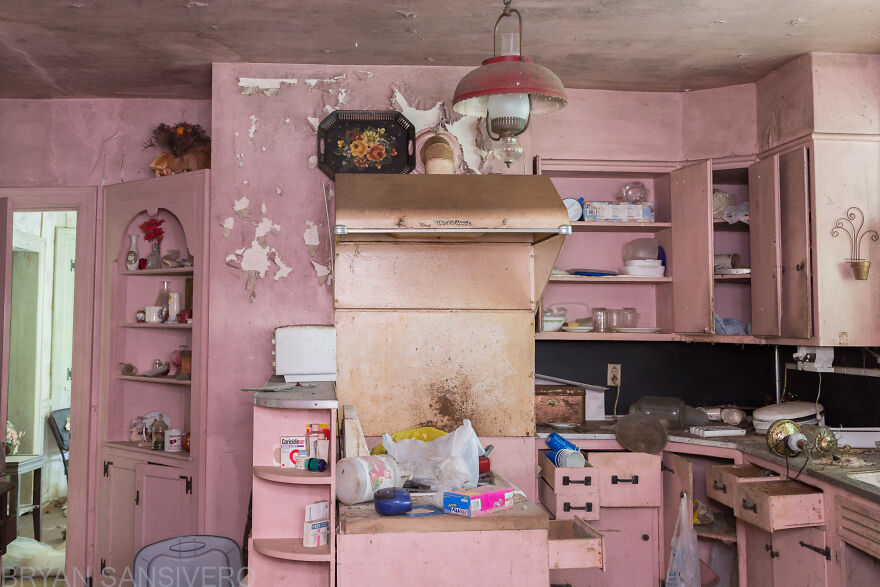 I Found An Abandoned Farmer's House Filled With Vintage Stuff (27 Pics) I Found An Abandoned Farmer's House Filled With Vintage Stuff (27 Pics)