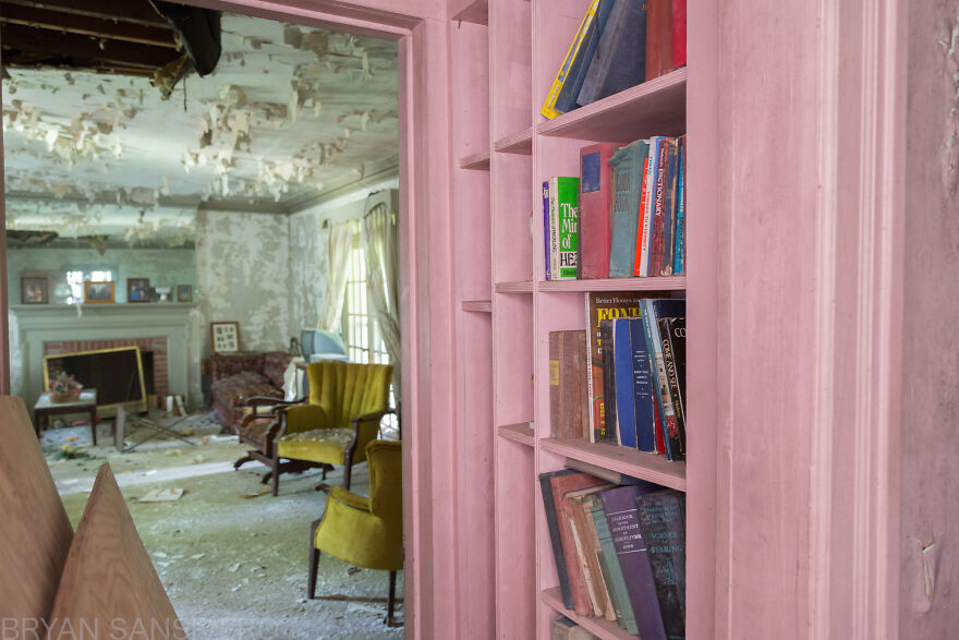 I Found An Abandoned Farmer's House Filled With Vintage Stuff (27 Pics) I Found An Abandoned Farmer's House Filled With Vintage Stuff (27 Pics)