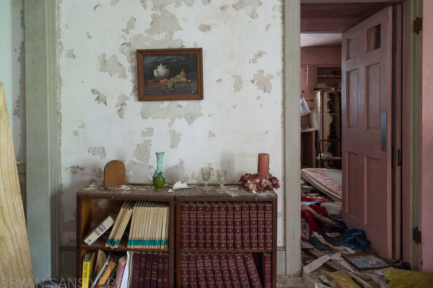 I Found An Abandoned Farmer's House Filled With Vintage Stuff (27 Pics) I Found An Abandoned Farmer's House Filled With Vintage Stuff (27 Pics)