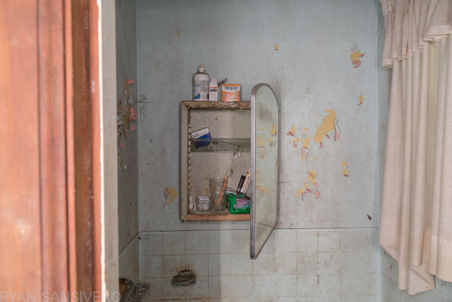 I Found An Abandoned Farmer's House Filled With Vintage Stuff (27 Pics) I Found An Abandoned Farmer's House Filled With Vintage Stuff (27 Pics)