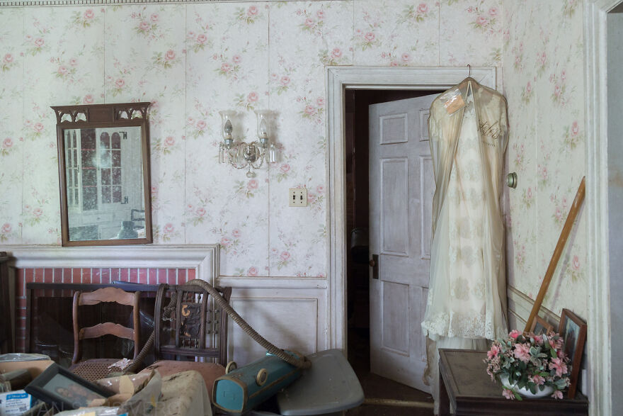 I Found An Abandoned Farmer's House Filled With Vintage Stuff (27 Pics)