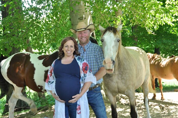 Hilarious Horse Photobombs Maternity Photo Shoot With Infectious Smile, Goes Viral Hilarious Horse Photobombs Maternity Photo Shoot With Infectious Smile, Goes Viral