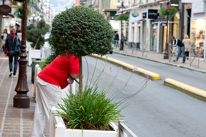 "I Don't Work Here, Lady": 30 Satisfying Stories Of Customers Reacting To Being Mistaken For Employees, Shared In This Online Group