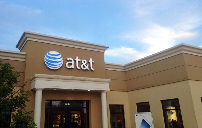 30 Business Decisions That Ended Up Hurting Companies, As Shared In This Online Group