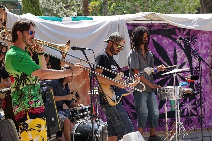 35 Spot-On Answers To “What Do People Think Makes Them Look Cool, But Actually Makes Them Look Like A Douchebag?“, As Shared In This Online Group