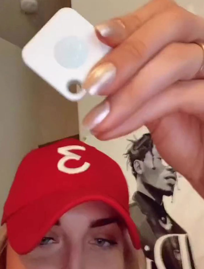 Girl Goes Viral With 1.1M Views By Sharing How She Found A Tile Tracker In Her Purse After A Night Out Girl Goes Viral With 1.1M Views By Sharing How She Found A Tile Tracker In Her Purse After A Night Out