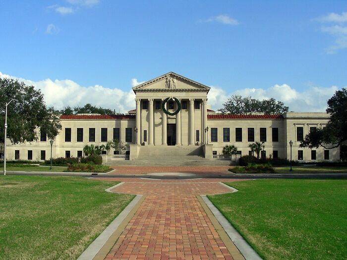 30 Business Decisions That Ended Up Hurting Companies, As Shared In This Online Group