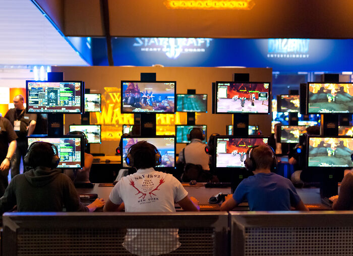 30 Business Decisions That Ended Up Hurting Companies, As Shared In This Online Group