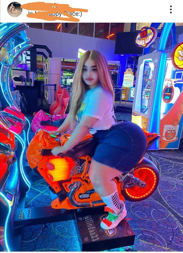 Dislocated Hips And Cartoon Faces Are Trendy On Insta Now!