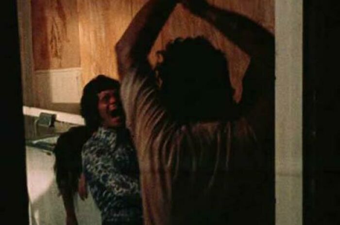 In The Texas Chain Saw Massacre (1974) Director Tobe Hooper Kept Gunnar Hansen's (The Actor Who Plays Leatherface) Costume And Mask A Secret From The Cast. Allen Danziger's Scream When He First Sees The Brutal Killer Is Real & Genuine