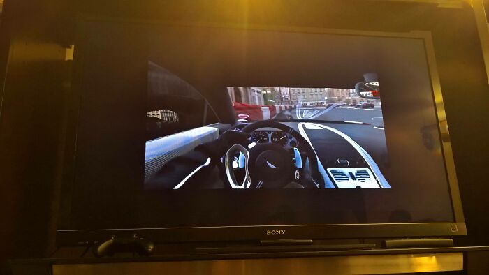 My Friend's Xbox One Screen Is Super Small And He's Okay With It