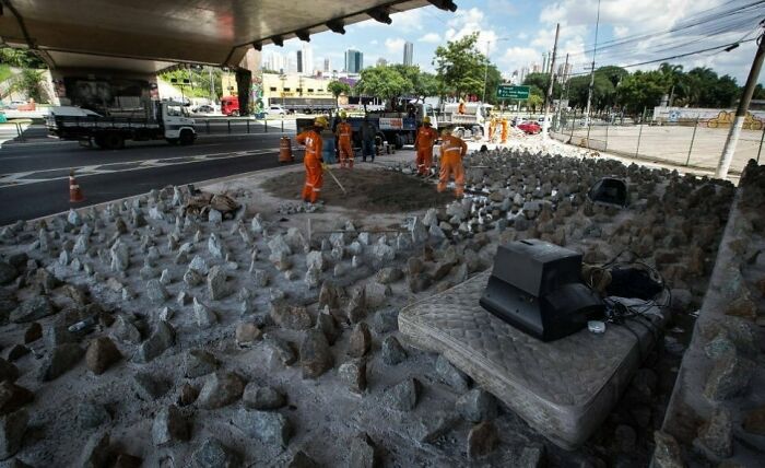 To Avoid Homeless People The City Is Installing Stones Under This Bridge - São Paulo, Brazil