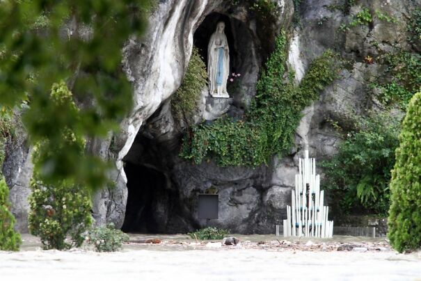 612206-grotte-massabielle-lourdes-vierge-serait-60c718b2be8b4.jpg