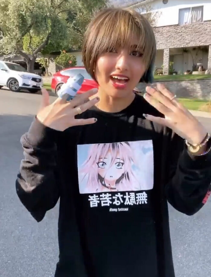 “I Have To Protect Her”: Courageous 17-Year-Old Saves Her Dog From An Aggressive Bear With Cubs By Pushing It Off A Fence “I Have To Protect Her”: Courageous 17-Year-Old Saves Her Dog From An Aggressive Bear With Cubs By Pushing It Off A Fence