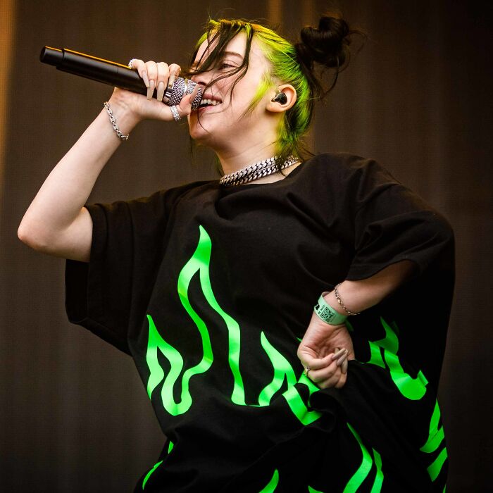 35 Spot-On Answers To “What Do People Think Makes Them Look Cool, But Actually Makes Them Look Like A Douchebag?“, As Shared In This Online Group