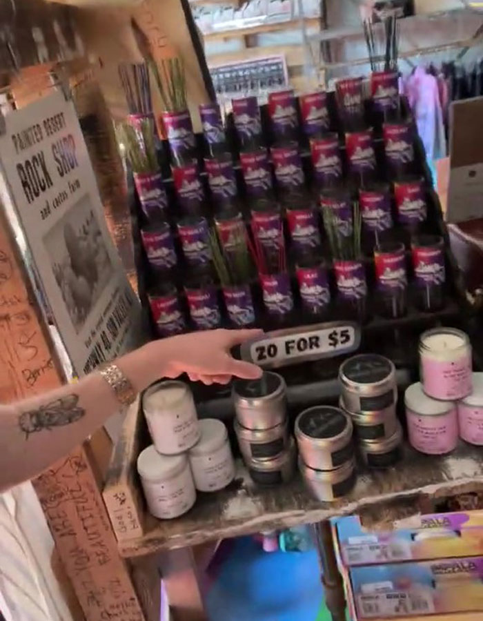 "Nice Store But Very Disappointed": Karen Leaves A 1-Star Review For A Small Business After Mistakenly Letting Her Daughters Spend $126 On Stickers