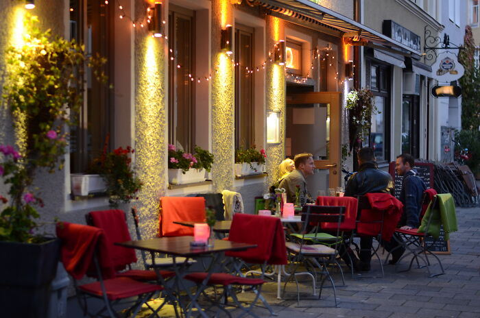 30 Business Decisions That Ended Up Hurting Companies, As Shared In This Online Group