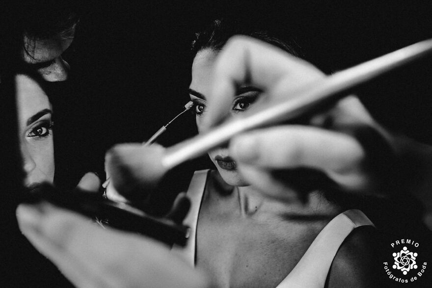 Excelent Timing And Framing In This Portrait By Simona Cancelli