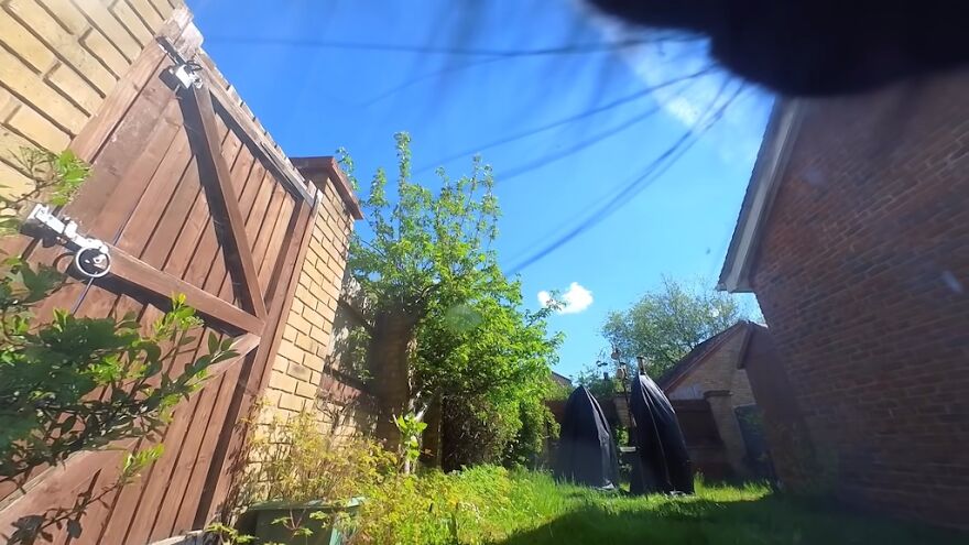 British Man Attached A Tiny Bluetooth Camera To His Kitten's Collar For 24 Hours To See What His Cat's Secret Life Looks Like British Man Attached A Tiny Bluetooth Camera To His Kitten's Collar For 24 Hours To See What His Cat's Secret Life Looks Like