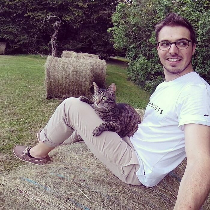 Meet Cathode, The Cat That Has Incredible Adventures With Its Owner