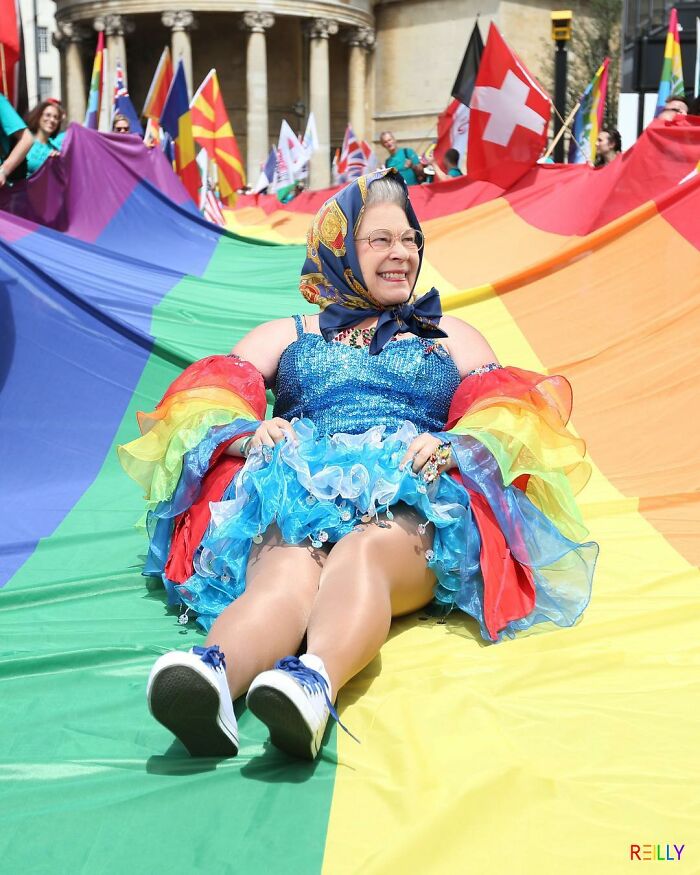 This Guy Uses Queen Elizabeth As Inspiration For His Hilarious Montages (66 Pics)