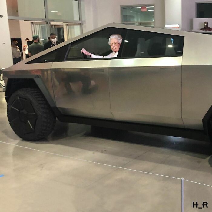 This Guy Uses Queen Elizabeth As Inspiration For His Hilarious Montages (66 Pics)