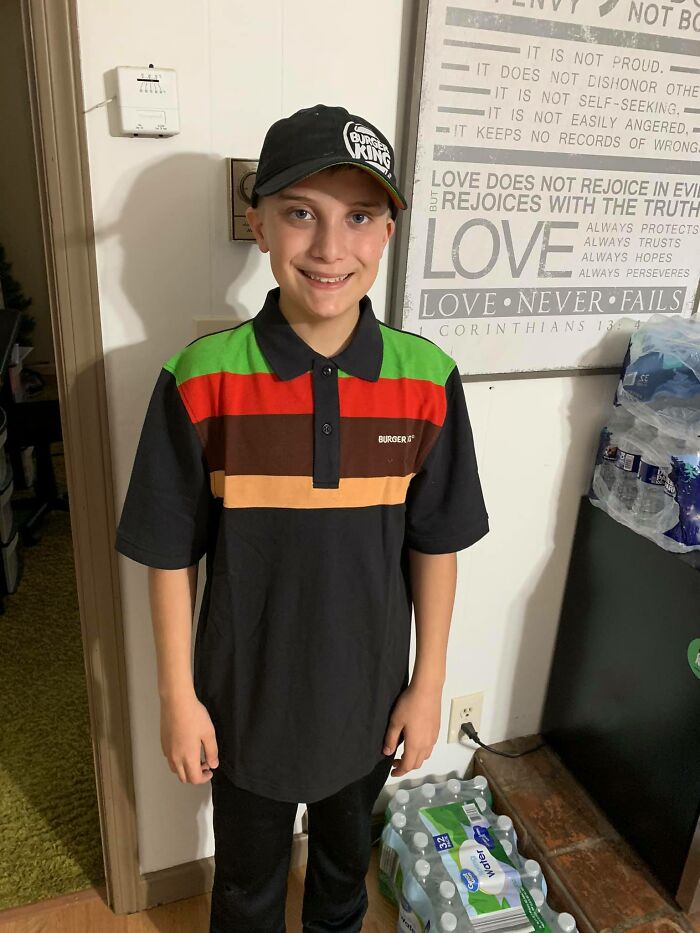 Dad Brags That His 14-Year-Old-Son Works “Every Day He Can” At Burger King, Leading To A Fierce Debate Online Dad Brags That His 14-Year-Old-Son Works “Every Day He Can” At Burger King, Leading To A Fierce Debate Online