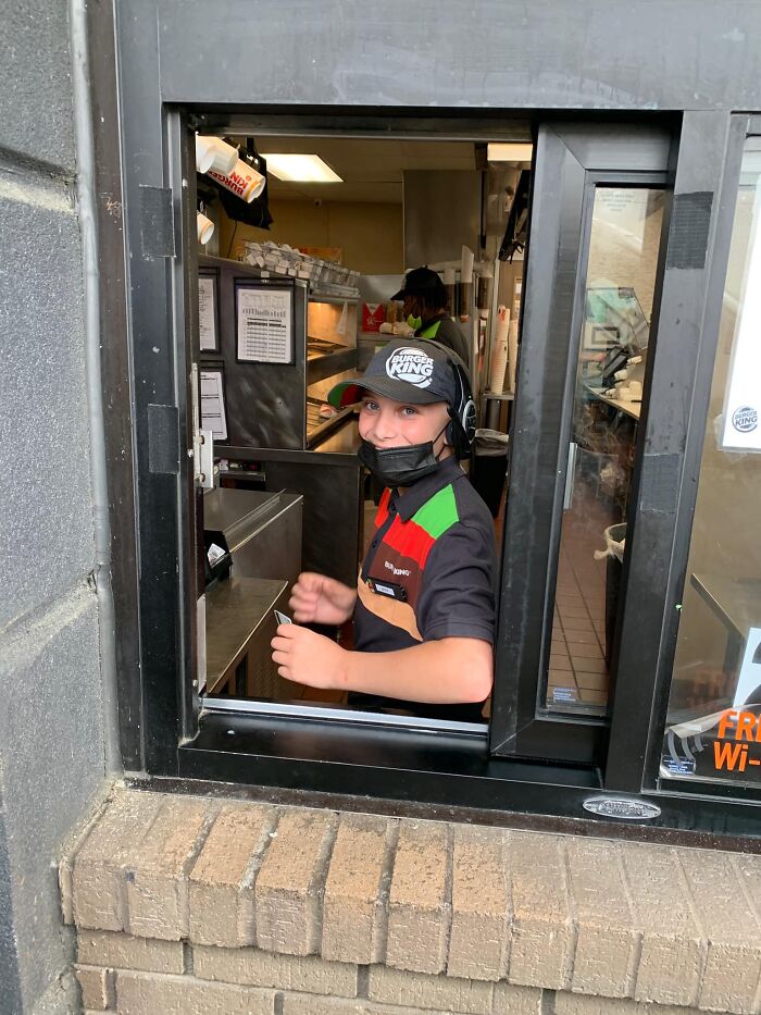 Dad Brags That His 14-Year-Old-Son Works “Every Day He Can” At Burger King, Leading To A Fierce Debate Online Dad Brags That His 14-Year-Old-Son Works “Every Day He Can” At Burger King, Leading To A Fierce Debate Online
