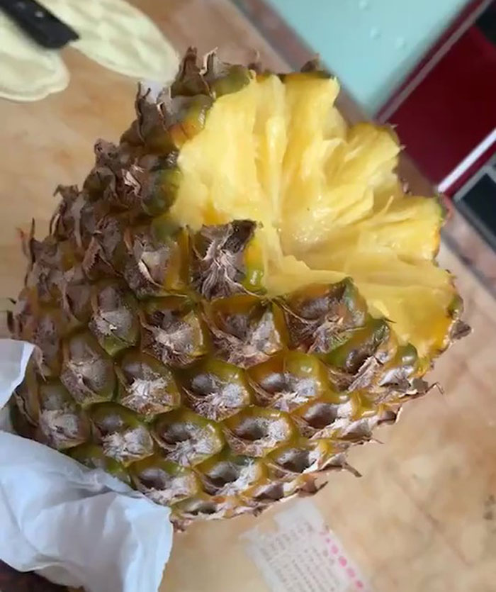 32+ Million People Can’t Stop Watching This Video Of How To ‘Correctly’ Eat Pineapples 32+ Million People Can’t Stop Watching This Video Of How To ‘Correctly’ Eat Pineapples