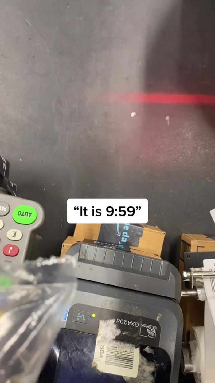 “It’s 9:59”: Amazon Supervisor Yells At Workers For Leaving 1 Minute Early, Video Goes Viral On The Internet “It’s 9:59”: Amazon Supervisor Yells At Workers For Leaving 1 Minute Early, Video Goes Viral On The Internet