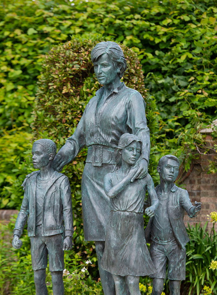 On Princess Diana’s 60th Birthday, Her Sons Prince Harry And Prince William Honored Their Mother By Unveiling Her Statue Despite Tensions Between Them On Princess Diana’s 60th Birthday, Her Sons Prince Harry And Prince William Honored Their Mother By Unveiling Her Statue Despite Tensions Between Them